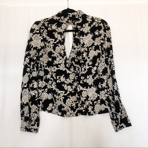Flynn Skye Leah Keyhole Choker Neck Long Sleeve Blouse Black Floral size Small - Picture 5 of 13